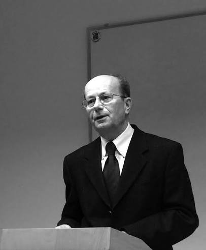 Petar Korunić drži predavanje za govornicom